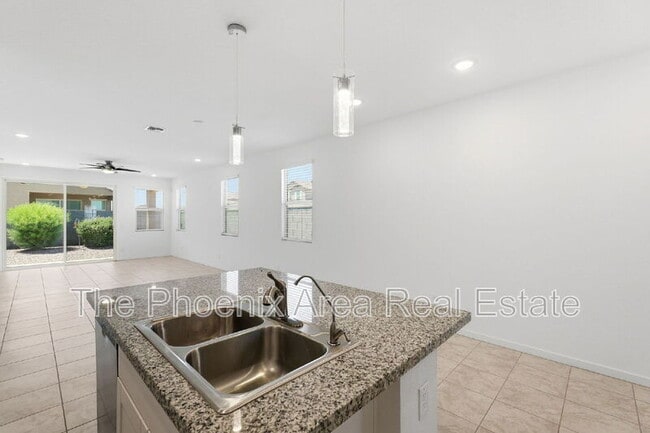 Building Photo - 40643 W Shaver Dr