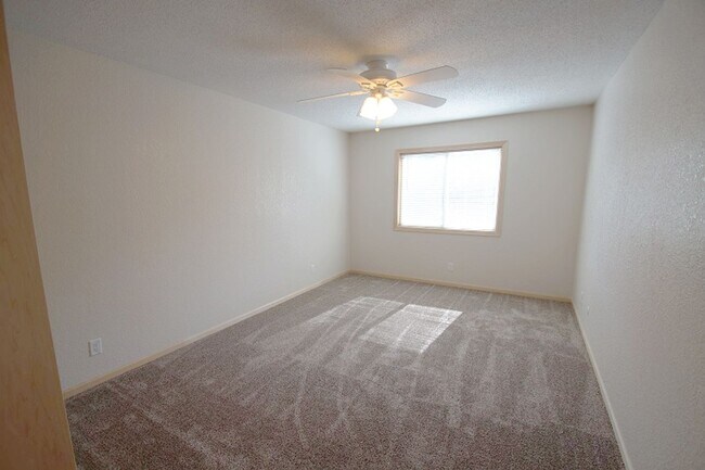 Building Photo - Pinto Suite