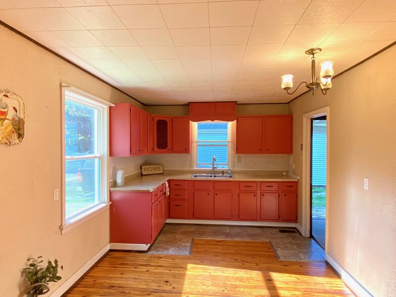 Building Photo - 608 S Webber St