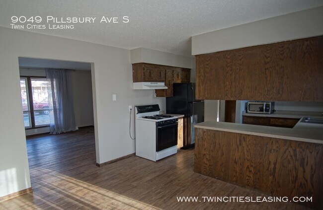 Building Photo - 3 Bedrooms Top Level w/ Full Bath - 2 Car ...