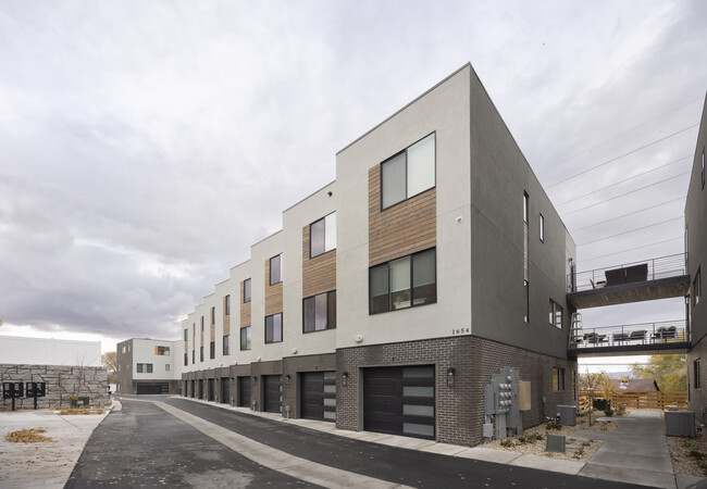 2 car tandem garages - 23 Views Townhome