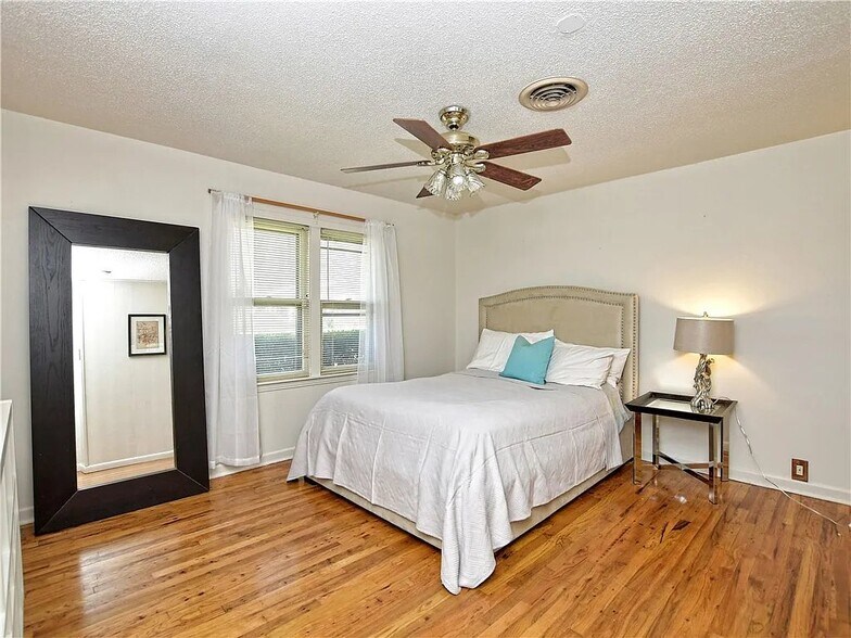 Building Photo - 614 S Groos St