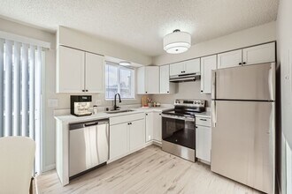 Building Photo - $500 Immediate Move-In Special! Breathtaking Renovation! Oversized 2 Bed 1.5 Bath Townhome! Ready...