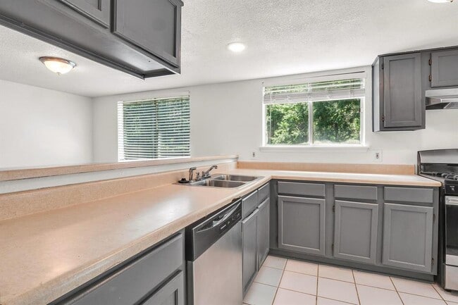 Building Photo - 9611 Meadowheath Dr