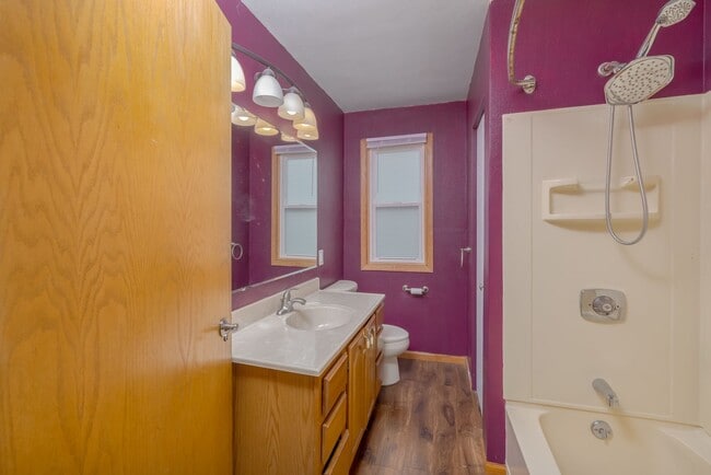 Building Photo - Large Single Family Home for Rent!