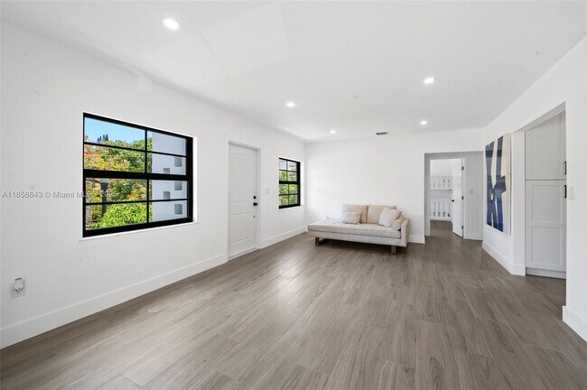 Building Photo - 4222 NE 1st Ave