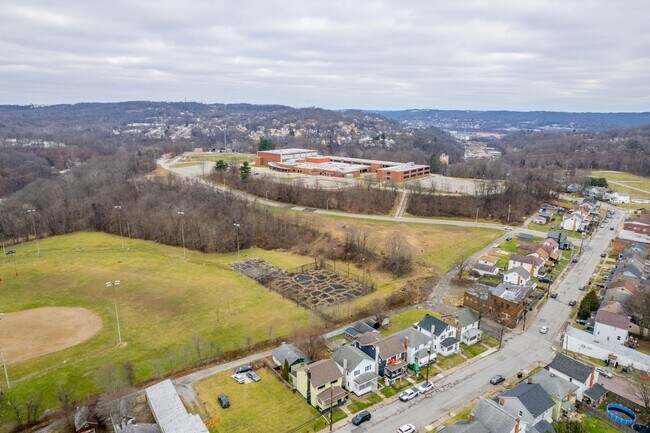 Building Photo - SCORE 50% OFF 1ST MONTH'S RENT IF SIGNED BY APRIL 3! Stunning 3 bedroom home in Aliquippa availab...