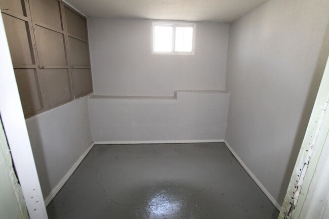 Building Photo - Large 5 Bedroom Home! Available Now.  Plen...