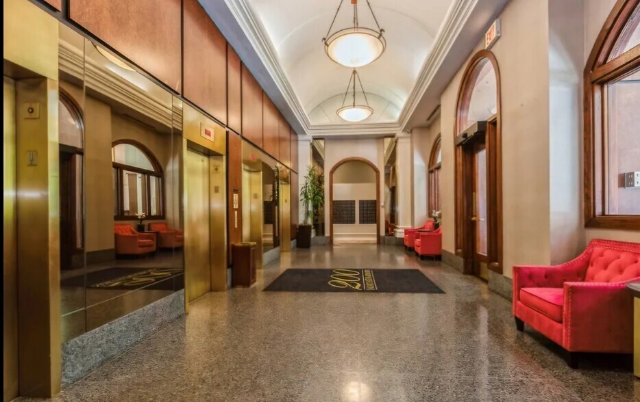 Lobby - 200 N Dearborn St
