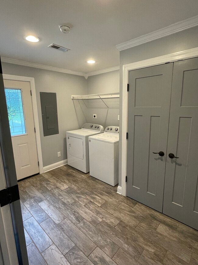 Building Photo - 5018 Holly Dr