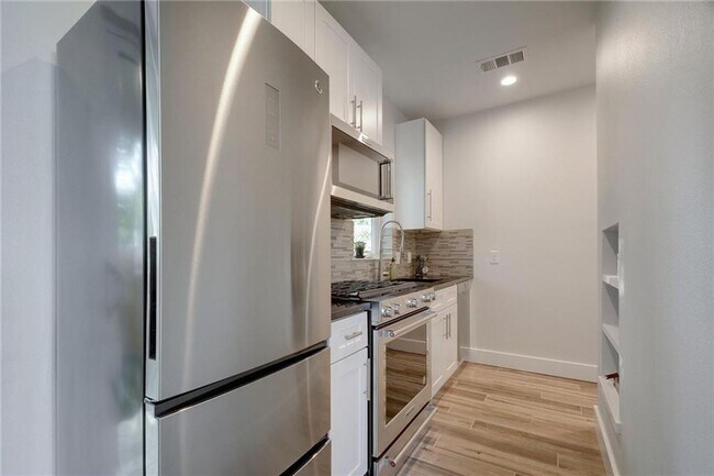 Building Photo - East Austin 2 Bed 2 Bath