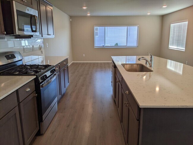 Building Photo - 4/2.5 Townhouse for rent in DuPont!