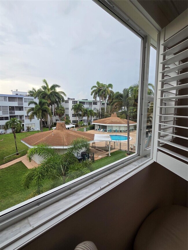 Building Photo - 1333 E Hallandale Beach Blvd