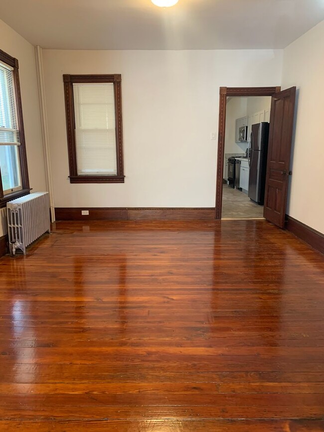 Building Photo - Spacious Duplex with hardwood floors and g...