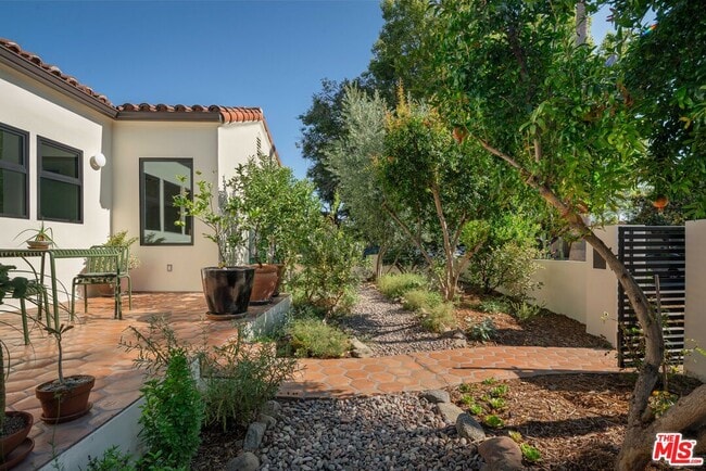 Building Photo - 630 N Alta Vista Blvd