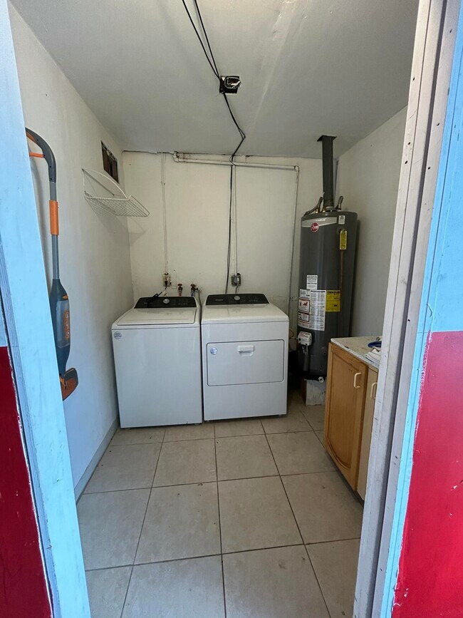 Building Photo - 5839 Daphne Dr