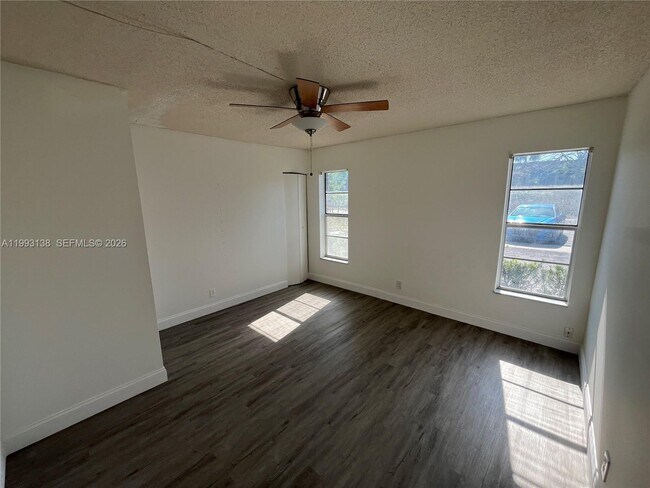 Building Photo - 1100 SE 4th Ave