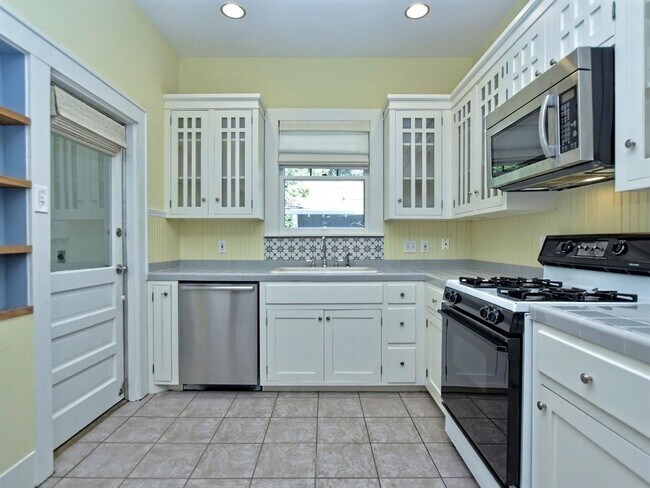 Building Photo - 403 W 37th St
