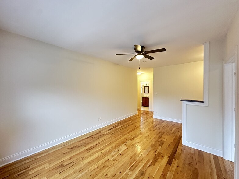 Building Photo - 633 W Cornelia Ave