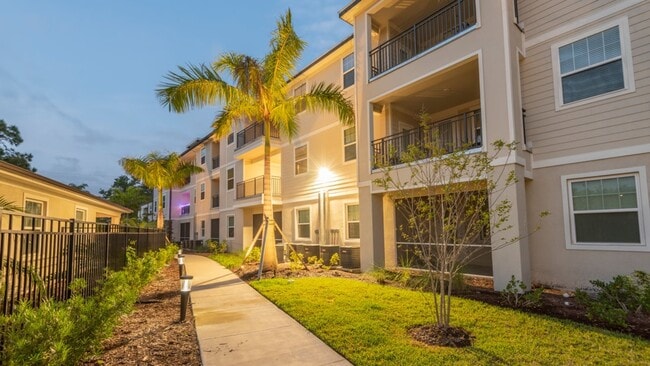 Building Photo - 3880 Palm Isle Pl