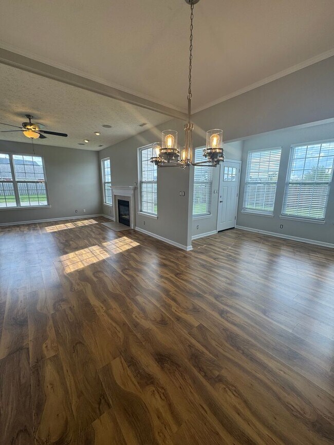 Building Photo - Three Bedroom Home with Fenced in Yard!