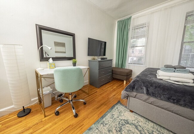 Building Photo - 328 E 74th St