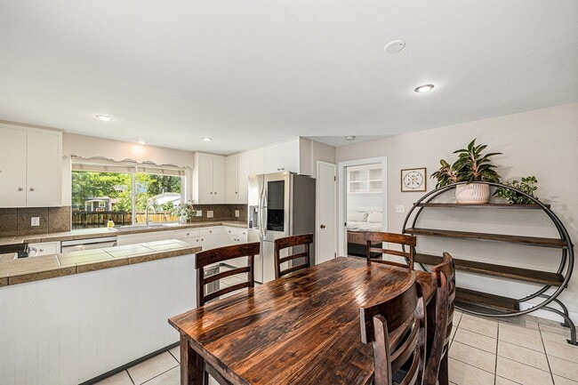 Building Photo - FURNISHED, Spacious 3 bedroom home in the heart of University!