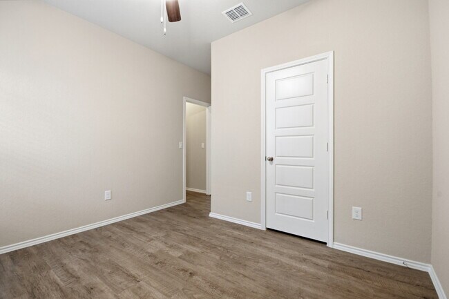 Building Photo - "Charming 3-Bedroom Retreat with 2 Baths in the Heart of New Braunfels!"