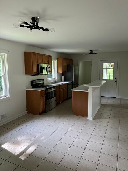 Building Photo - 4454 Roberta Cir