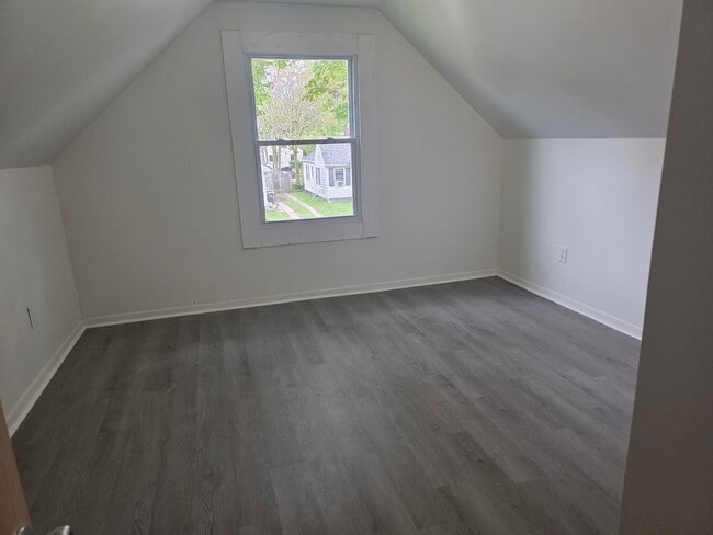 Building Photo - Updated 4-Bedroom, 1-Bathroom Home with Garage & Basement – $1,425/Month | Accepting Section 8
