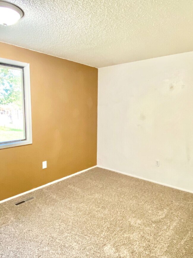 Building Photo - 562-564 Jocelyn Drive