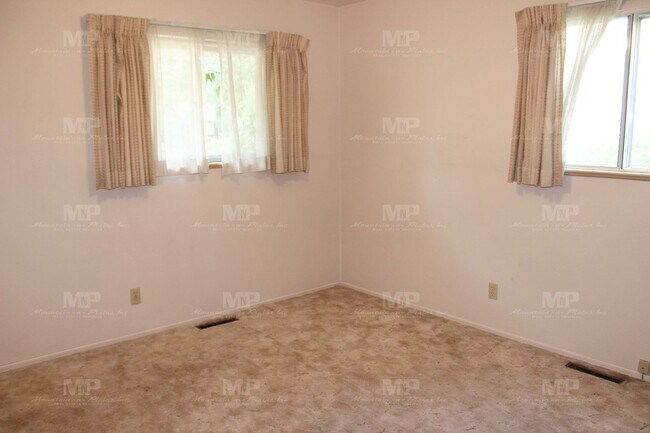 Building Photo - 2433 Tamarac Dr