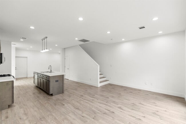 Building Photo - 2202 Wavell St