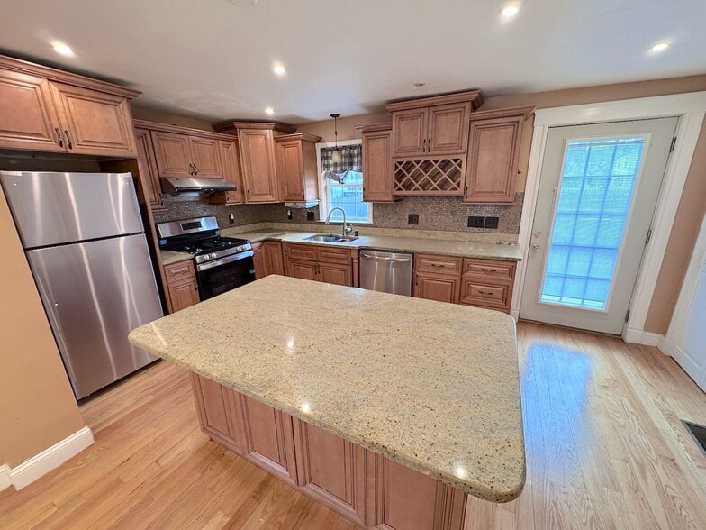 Building Photo - 848 Main St