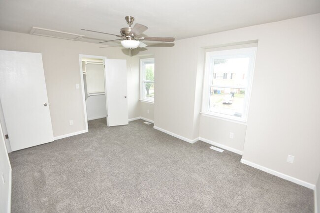 Building Photo - Renovated Townhome for Rent
