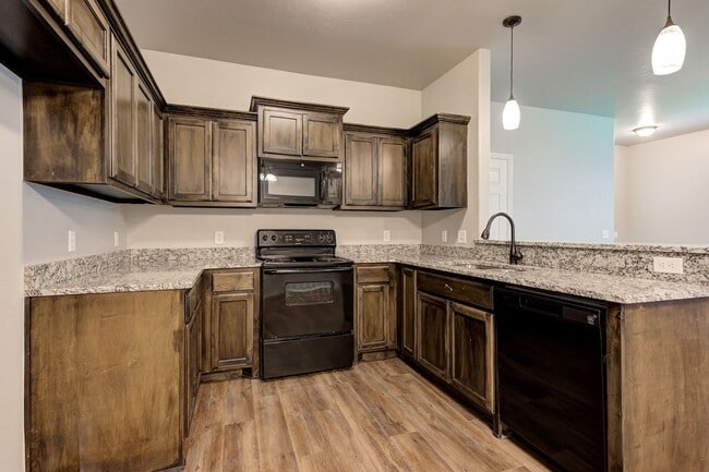 Building Photo - Charming Duplex in El Reno!