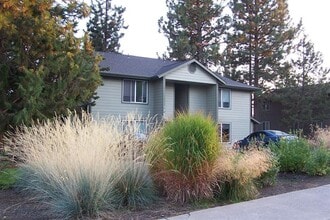 Building Photo - 1725 SW Forest Ridge Ave