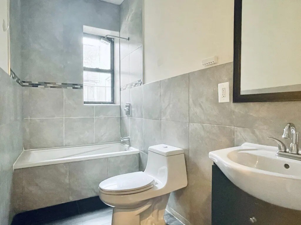 Building Photo - Furnished room/NOT APARTMENT