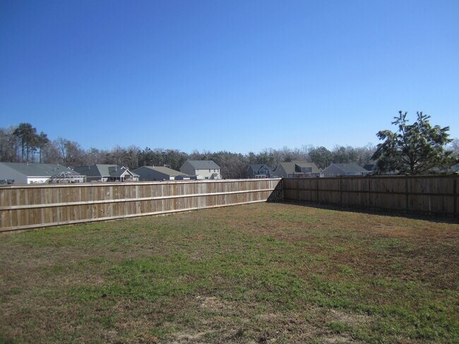 Building Photo - Near new home in comfortable family community