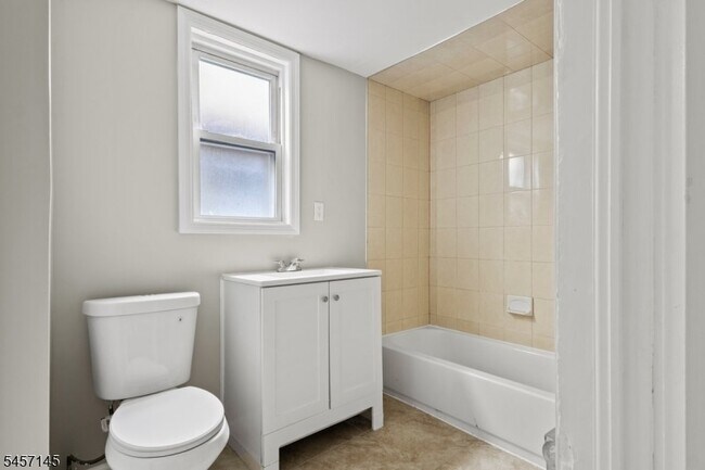 Building Photo - 37 Mapes Ave
