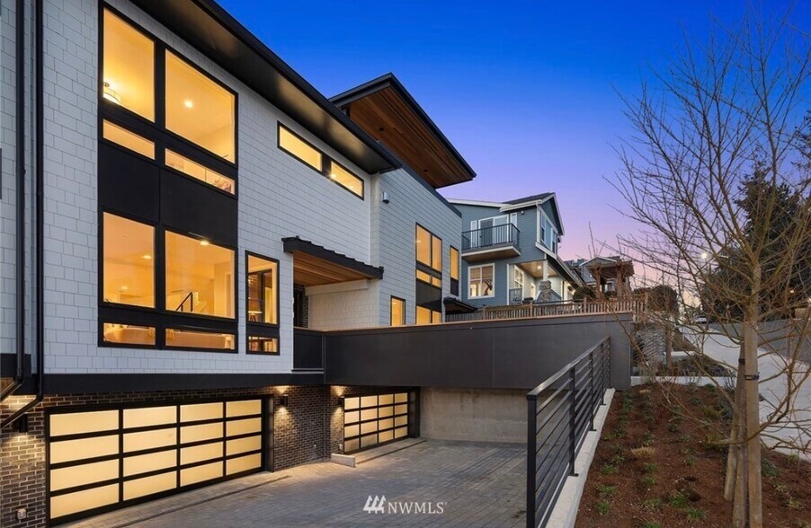 Building Photo - 330 3rd Ave S