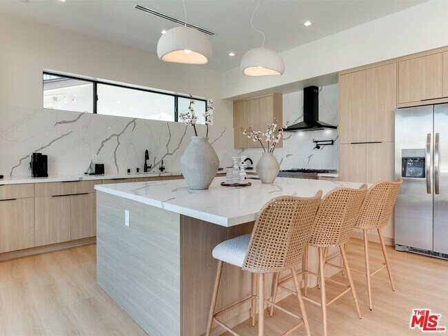 Building Photo - 5929 Hesperia Ave