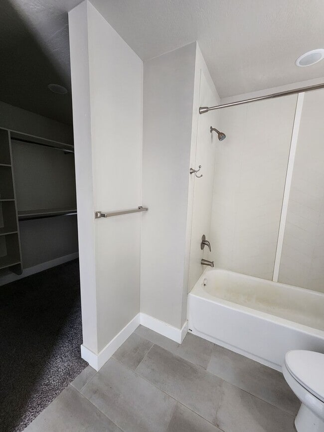 Building Photo - Modern 3-Bedroom Home with Balcony for Ren...