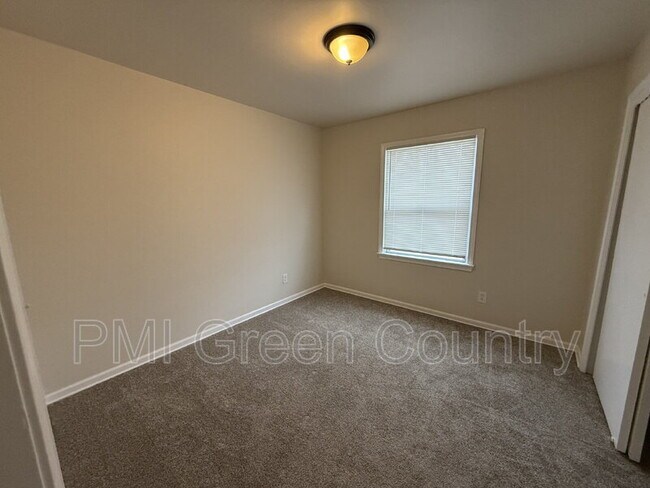 Building Photo - 336 W 61st Pl N