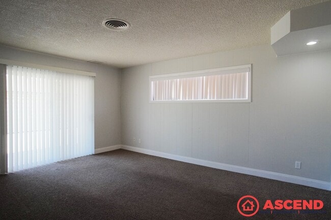 Building Photo - 3 Bedroom Home Near Compton Junior High in...