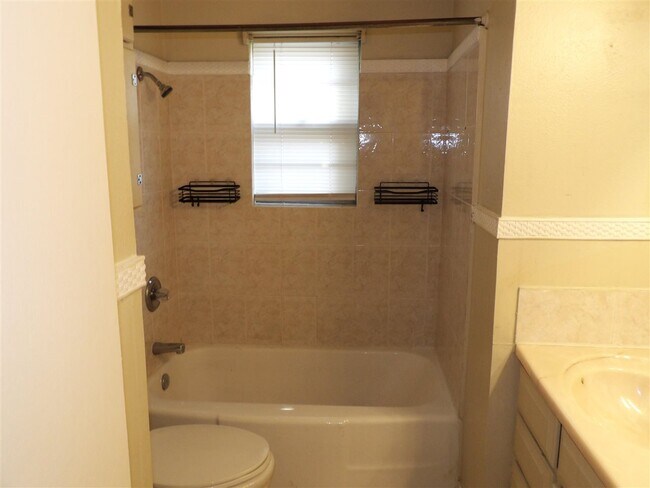 Building Photo - 4611 NW Santa Fe Ave
