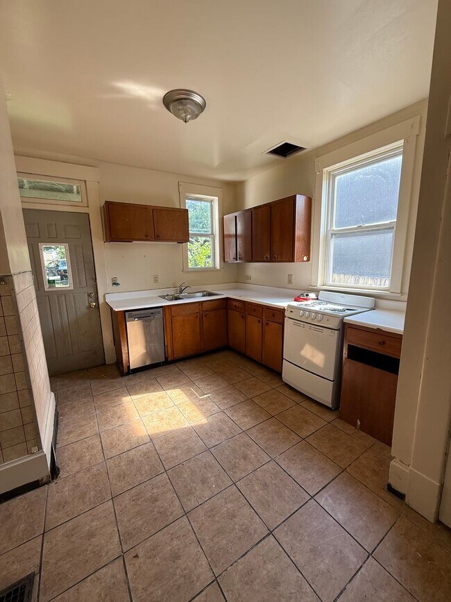 Building Photo - 3 bedroom 1 bath single family home with yard.