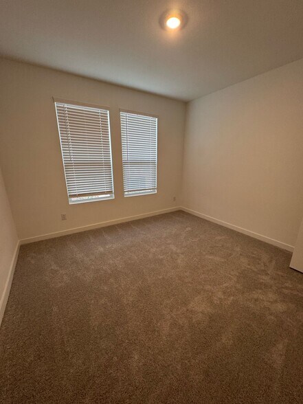 Building Photo - 814 Madrono Dr