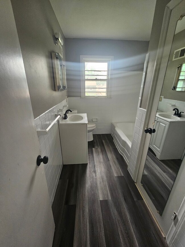 Building Photo - 800-802 E 75th Terrace - Duplex