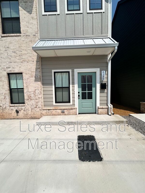 Building Photo - 618 W 2nd St